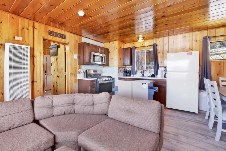 Kitchen or kitchenette, Living room, Seating area, Dining area, minibar, pet friendly, stove