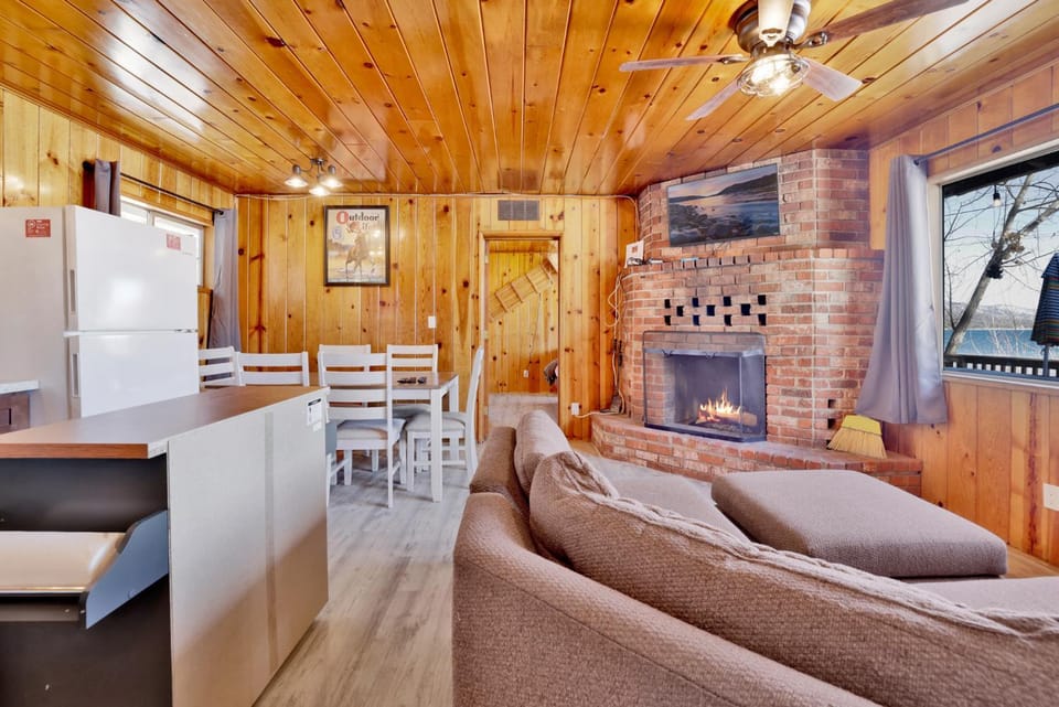 TV and multimedia, Kitchen or kitchenette, Living room, Seating area, Dining area