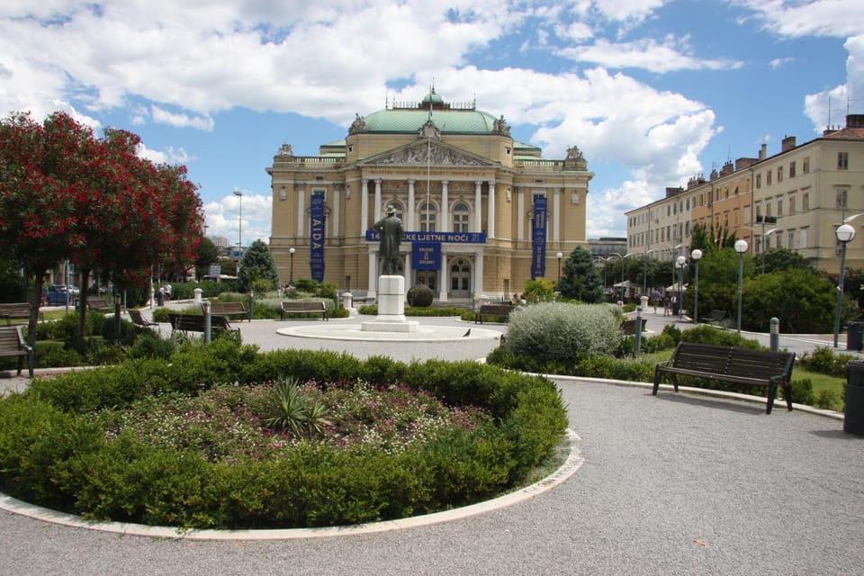 Nearby landmark, Off site, Landmark view