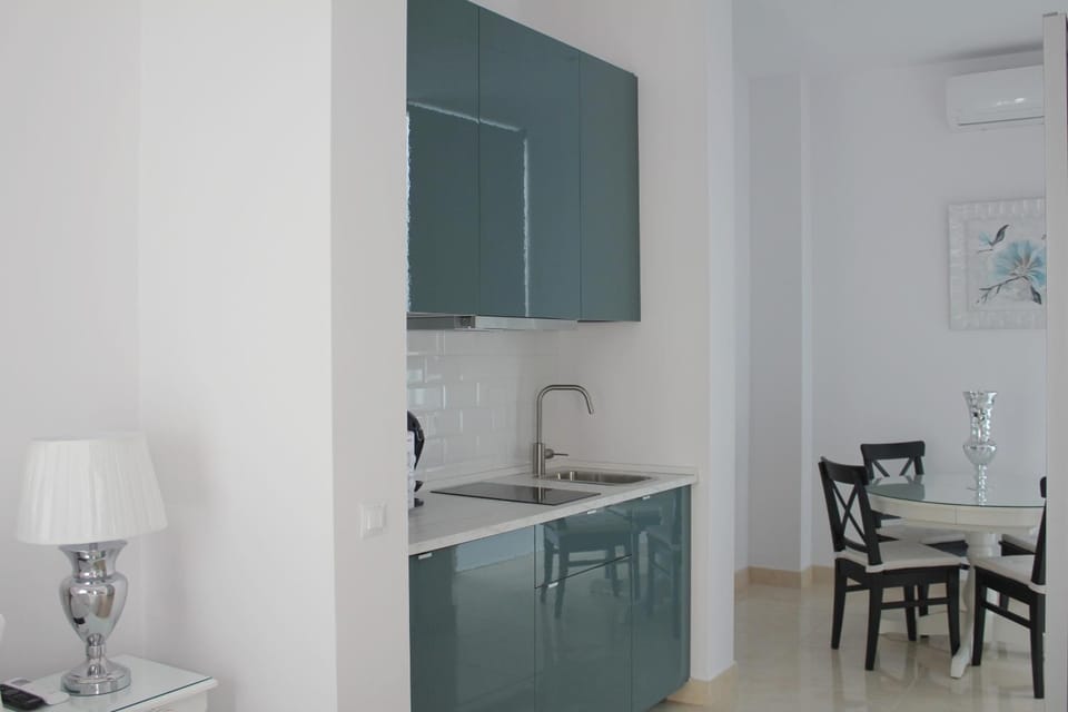 Coffee/tea facilities, Kitchen or kitchenette, Dining area