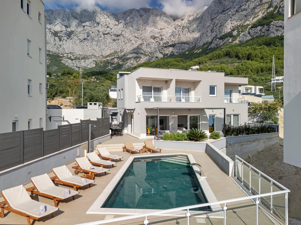 Property building, Mountain view, Swimming pool
