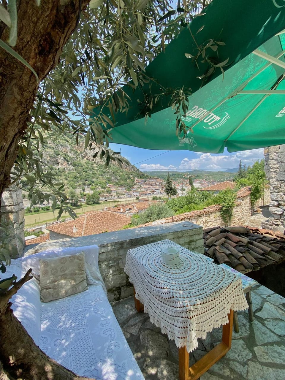 Restaurant/places to eat, Spring, Day, Natural landscape, Dining area, Mountain view