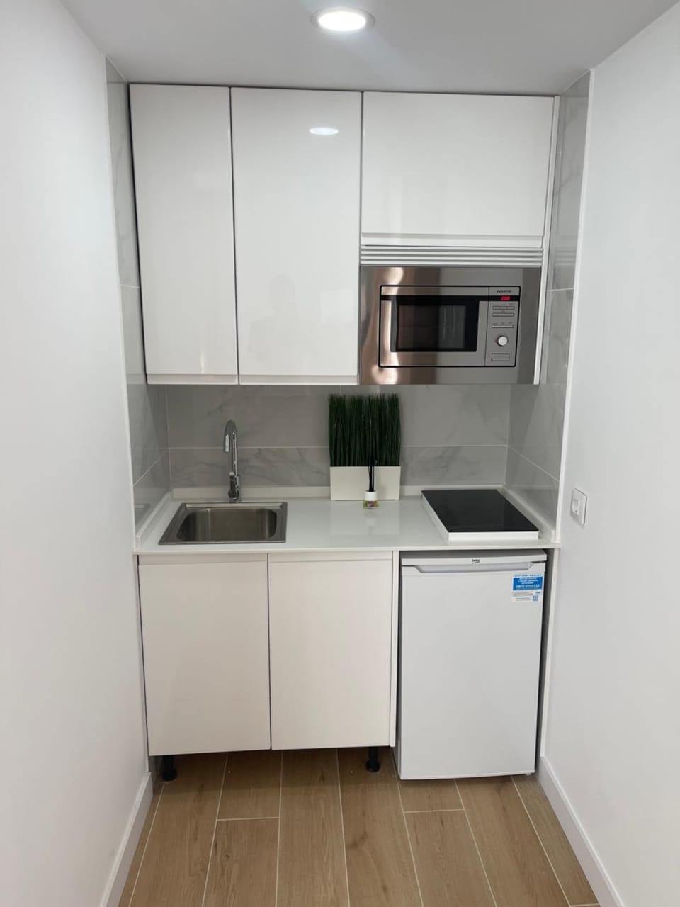 Kitchen or kitchenette, minibar, oven, stove