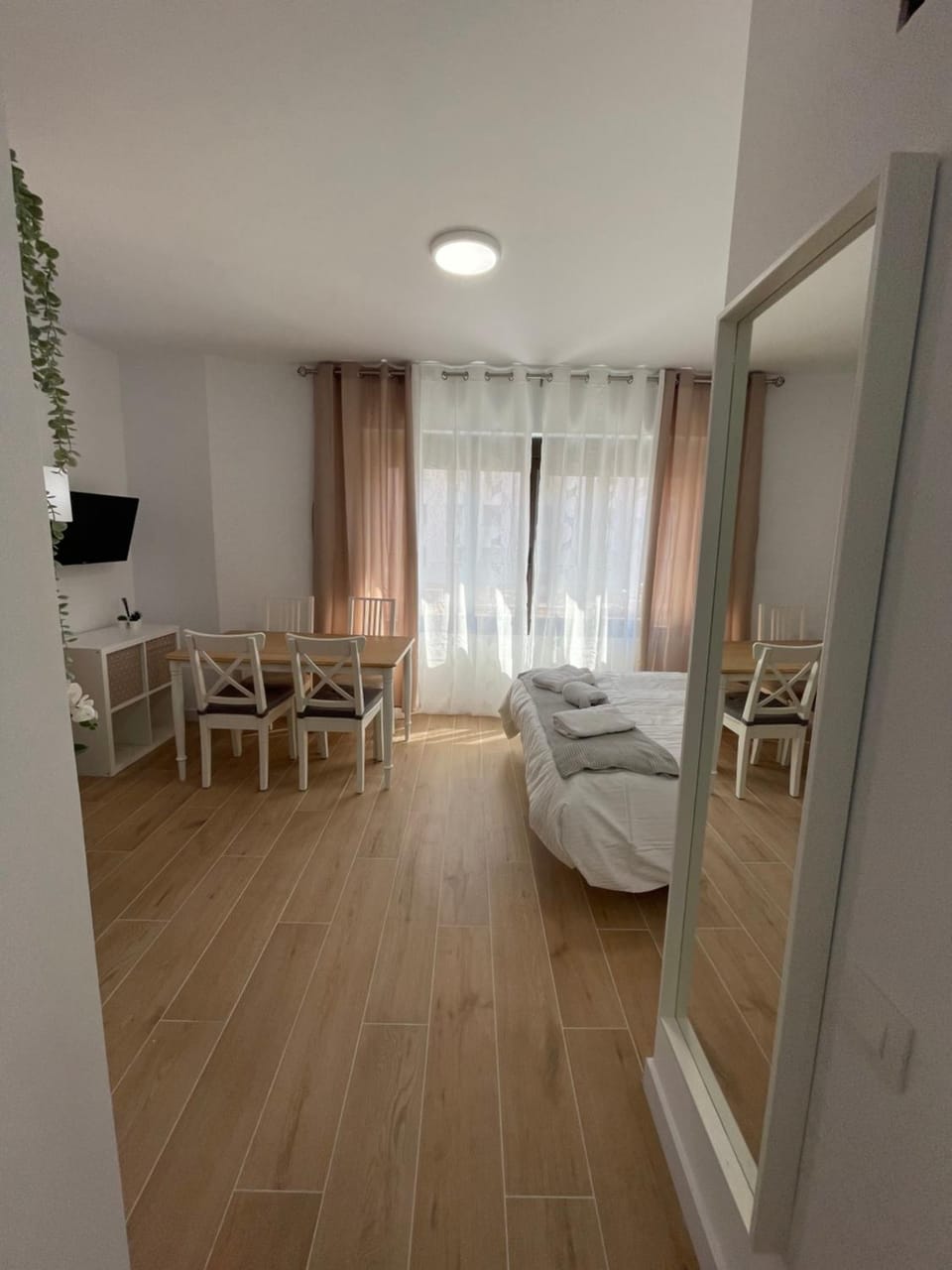Bed, TV and multimedia, Living room, Photo of the whole room, Seating area, Bedroom, towels