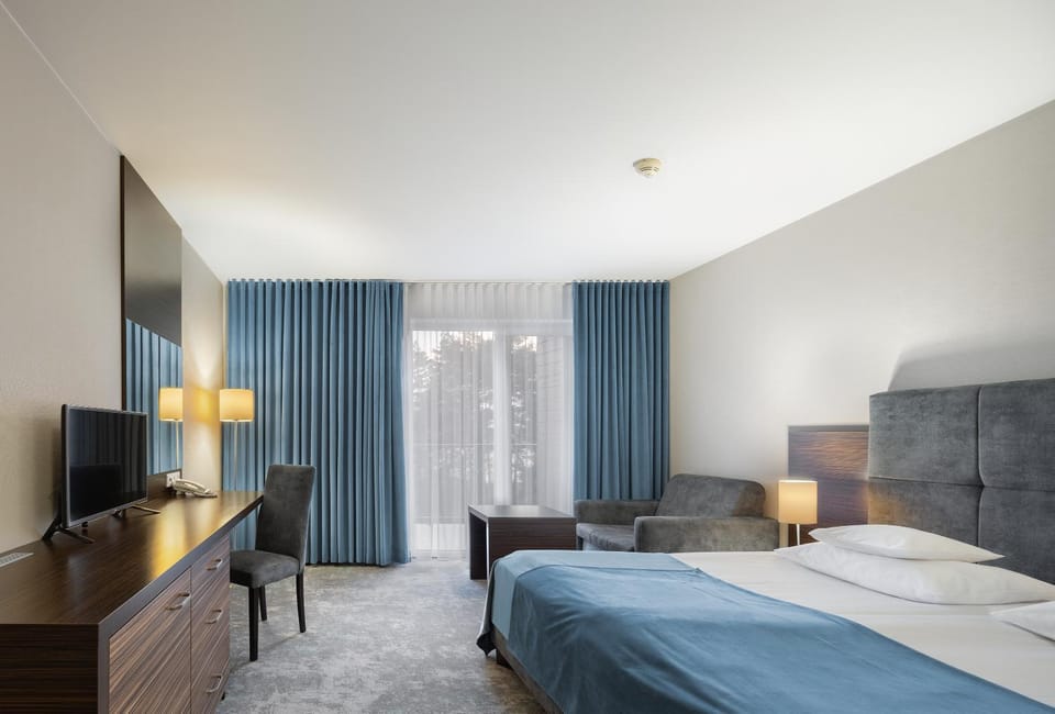 Bed, TV and multimedia, Photo of the whole room, Bedroom
