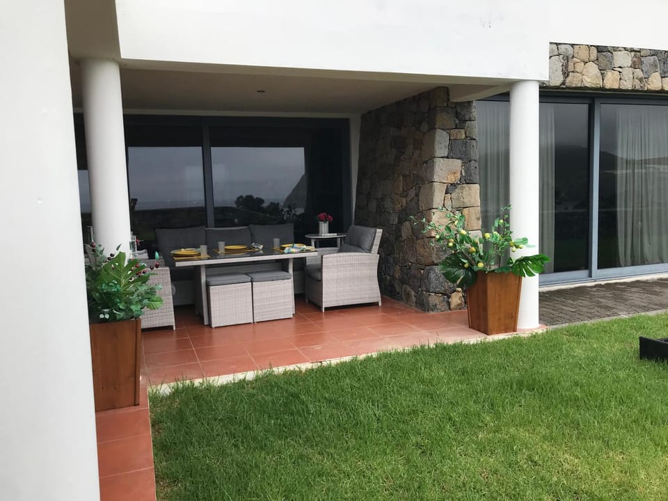 Property building, Garden, Balcony/Terrace