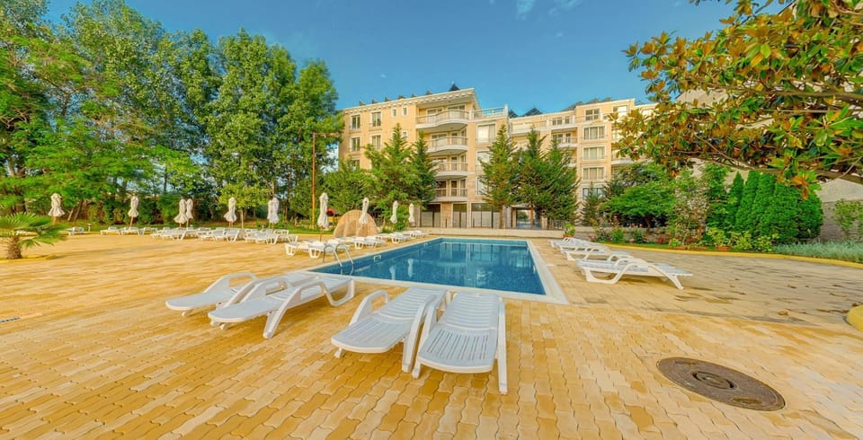 Property building, Day, Garden, Swimming pool, sunbed
