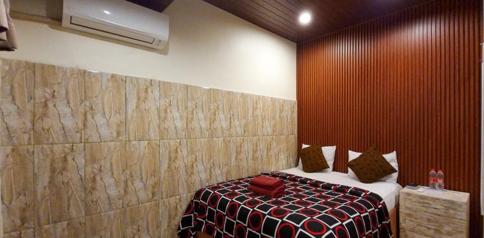 Bed, Photo of the whole room, Bedroom, air conditioner