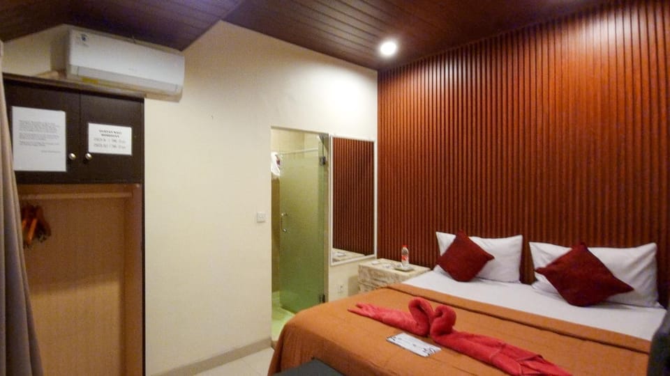 Bed, Living room, Photo of the whole room, Seating area, Bedroom, towels, wardrobe, air conditioner