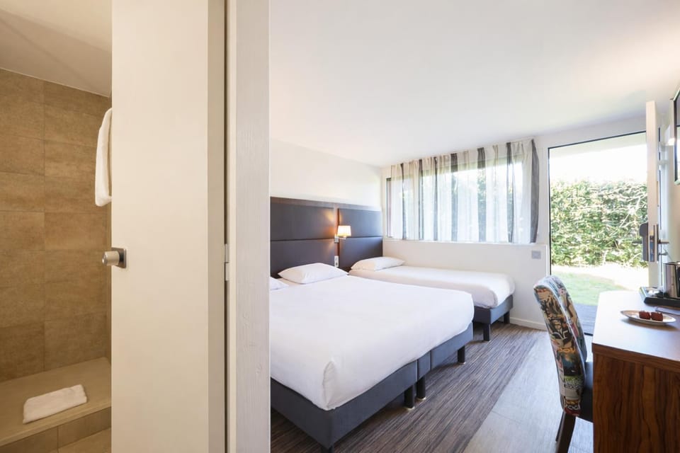 Bed, Photo of the whole room, Garden view