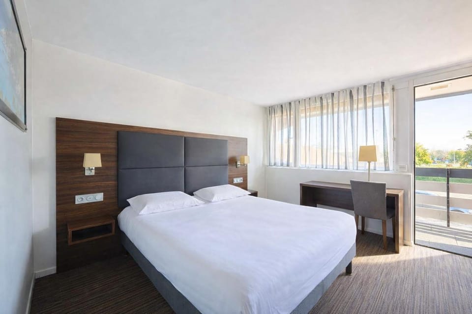 Bed, Photo of the whole room, Inner courtyard view