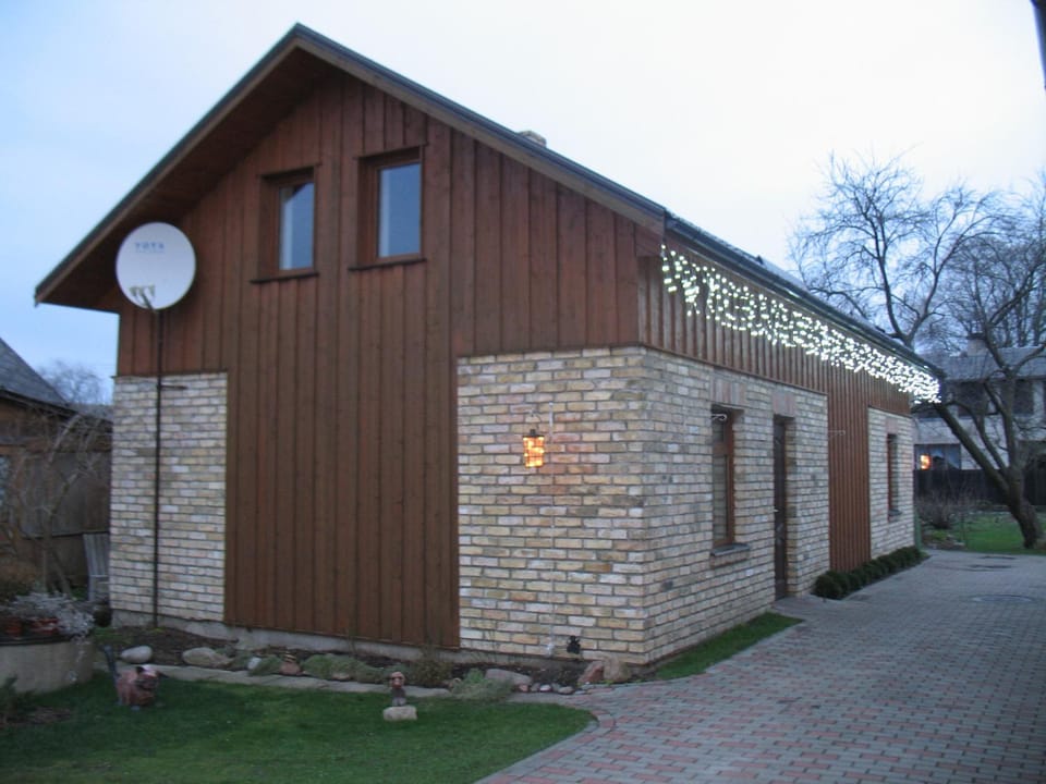 Property building, Day