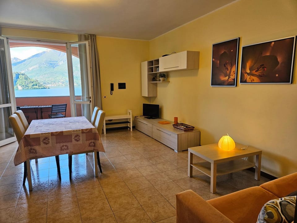 Communal lounge/ TV room, Living room, Seating area, Dining area, Evening entertainment