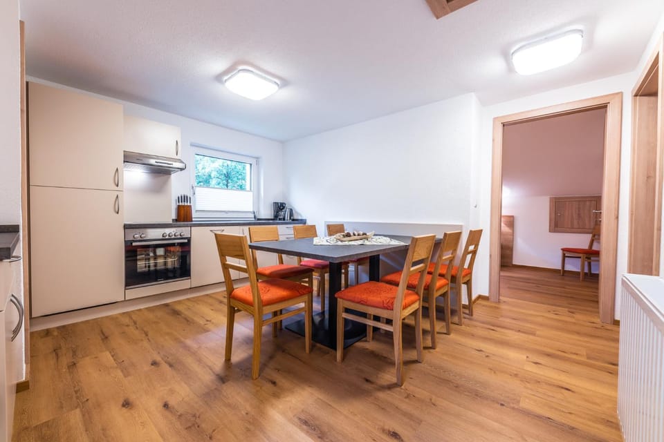 Kitchen or kitchenette, Living room, Seating area, Dining area