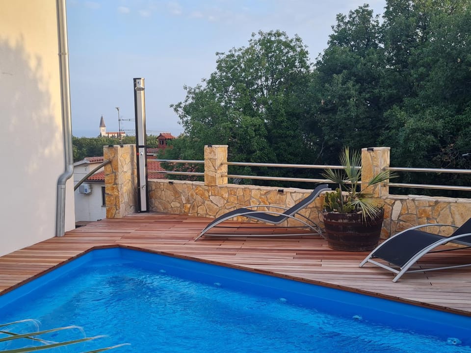 Swimming pool, sunbed