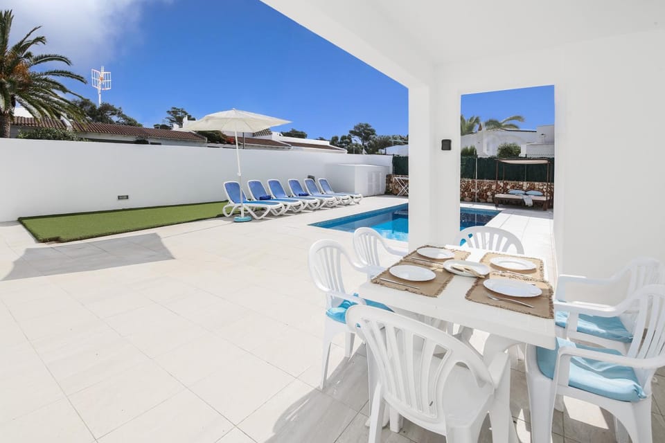 Property building, Balcony/Terrace, Living room, Swimming pool