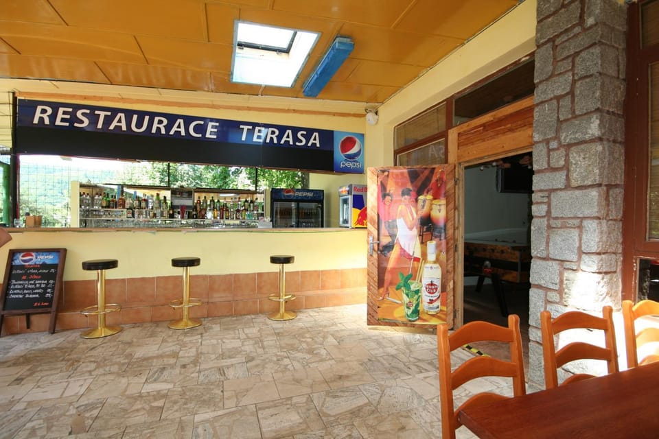 Restaurant/places to eat, Alcoholic drinks, Non alcoholic drinks