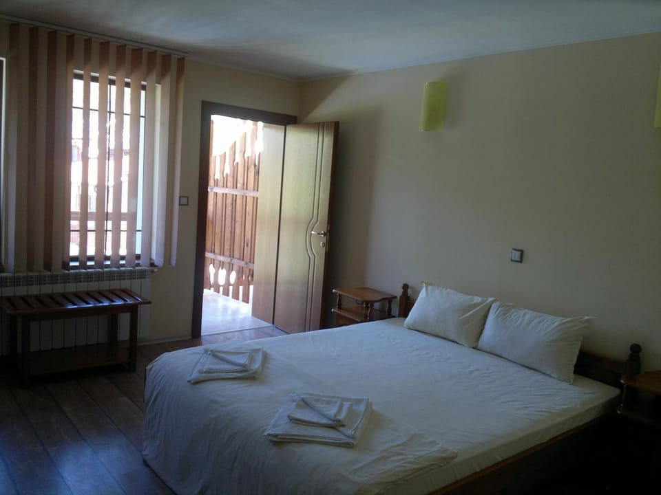 Photo of the whole room, Bedroom, towels