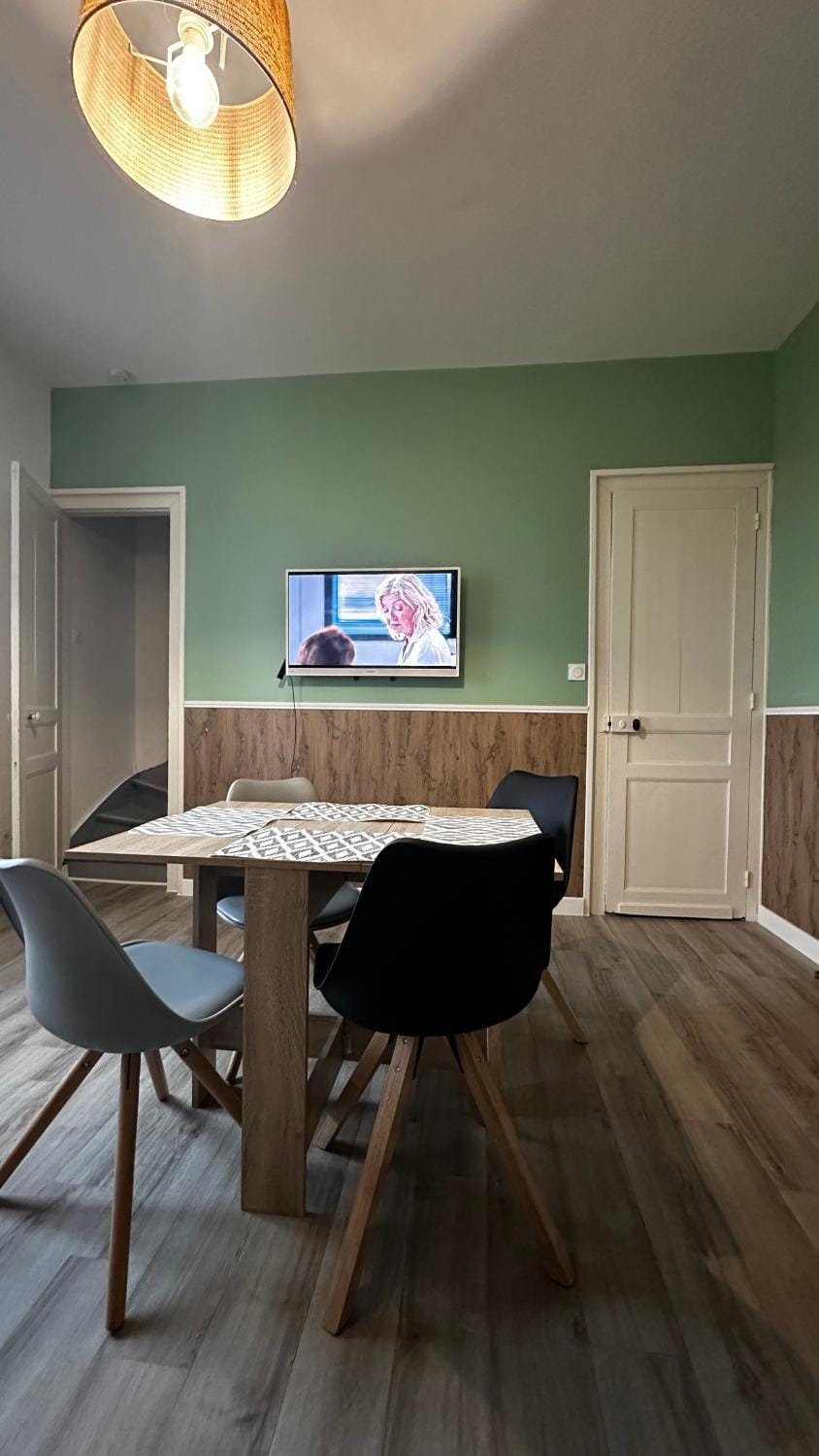 TV and multimedia, Living room, Seating area, Dining area