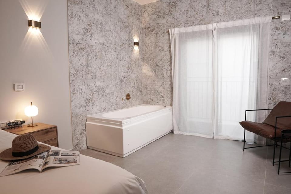 Hot Tub, Living room, Bedroom, Bath