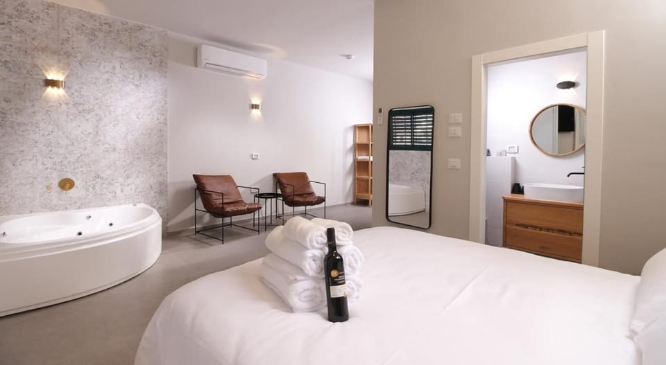 Bed, Hot Tub, Living room, Bedroom