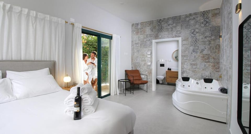 Hot Tub, Balcony/Terrace, Living room, Bedroom
