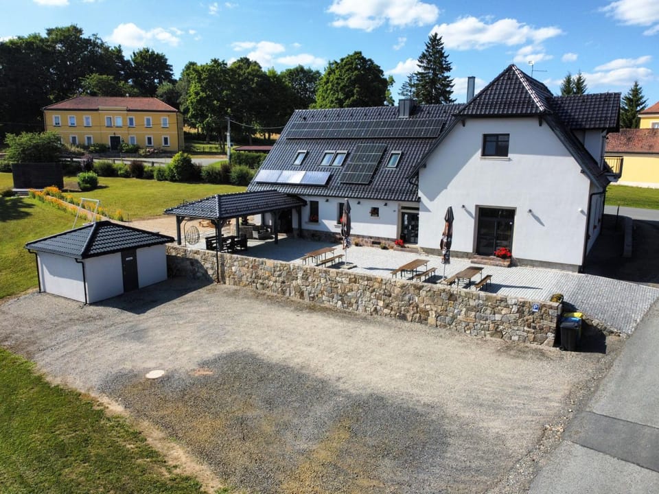 Property building, Summer, Garden, Balcony/Terrace, Parking
