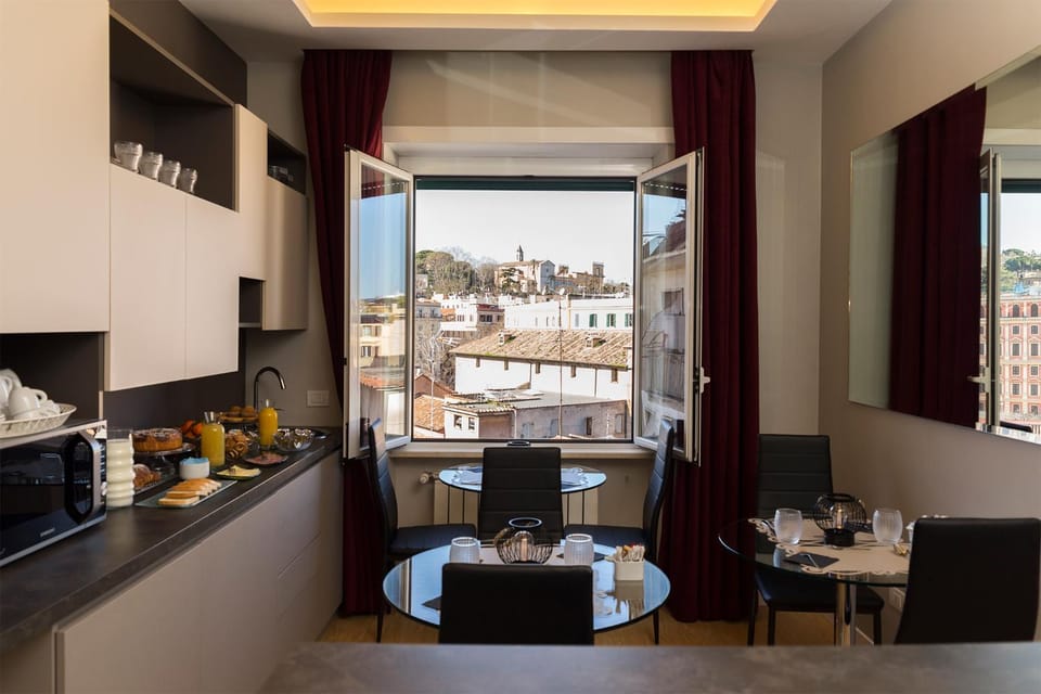 Restaurant/places to eat, Lobby or reception, Lounge or bar, Communal kitchen