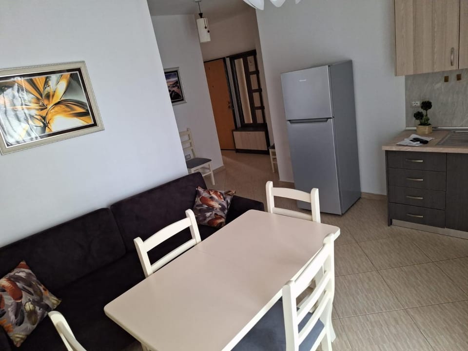 Kitchen or kitchenette, Seating area, Dining area