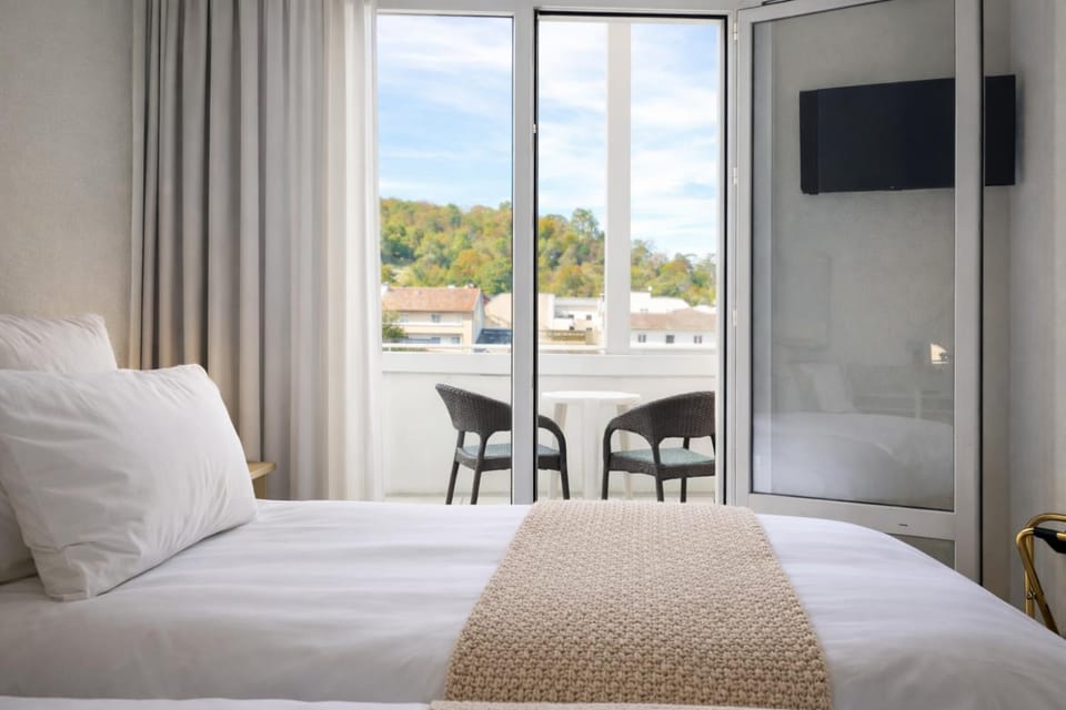 Property building, Patio, Bed, Night, TV and multimedia, Balcony/Terrace, Photo of the whole room, Bedroom, River view, Parking, safe, air conditioner