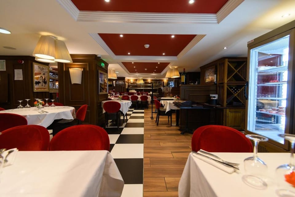 Property building, Restaurant/places to eat, Facade/entrance, River view, River view