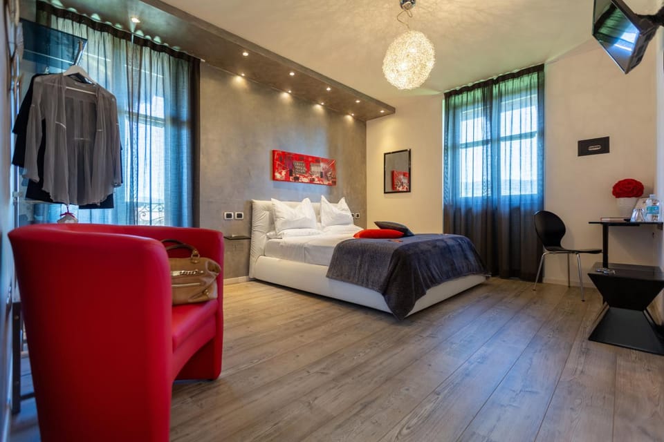 Bed, TV and multimedia, Photo of the whole room, Seating area, Bedroom