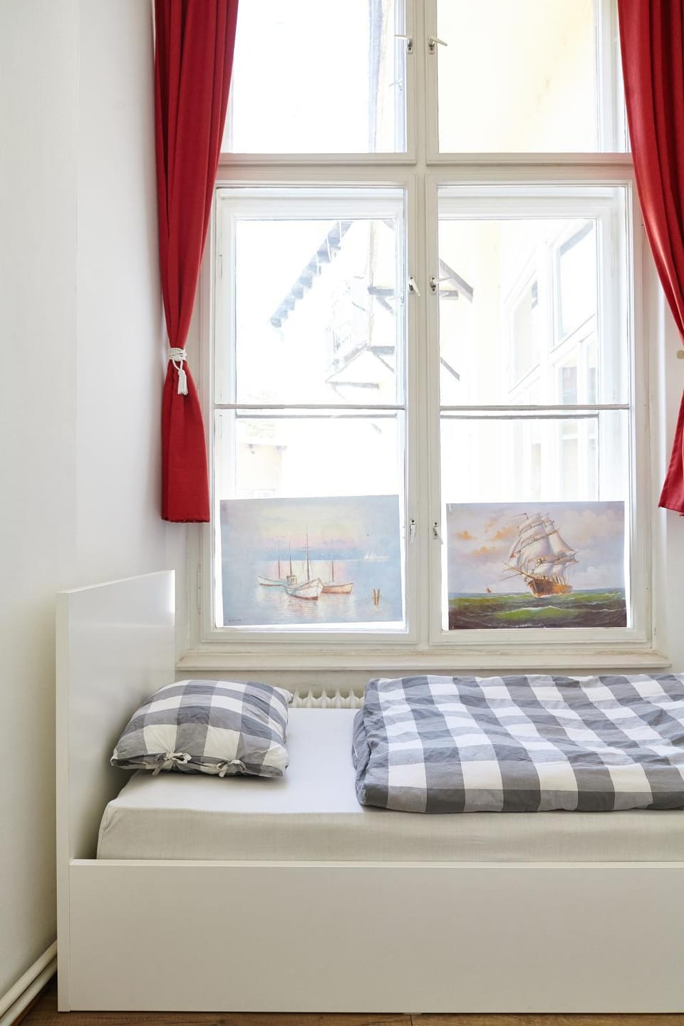 Lovecroatia Zagreb-'Paxnest' HOSTEL, No party! Cozy and quiet! Separated Men and women's Dormitory and Shower room! Indoor shoes provided! Lower beds with curtains for privacy! Maximum 4-5 beds per room! Fully prepared bed sheets! Have Laundry shop Hostel in City of Zagreb