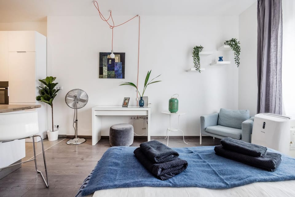 Bed, Seating area