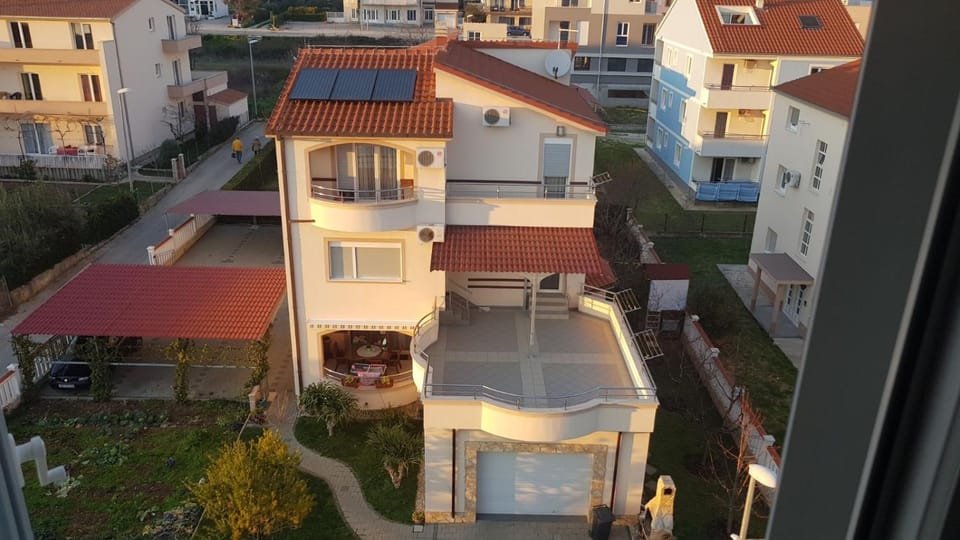 Facade/entrance, Bird's eye view, Winter, Garden, Balcony/Terrace, Lobby or reception, Floor plan, Garden view, Street view, Sunset