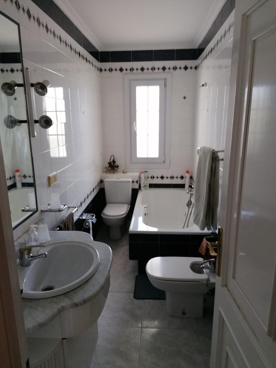 Shower, Toilet, Bathroom, Bath, bidet, towels