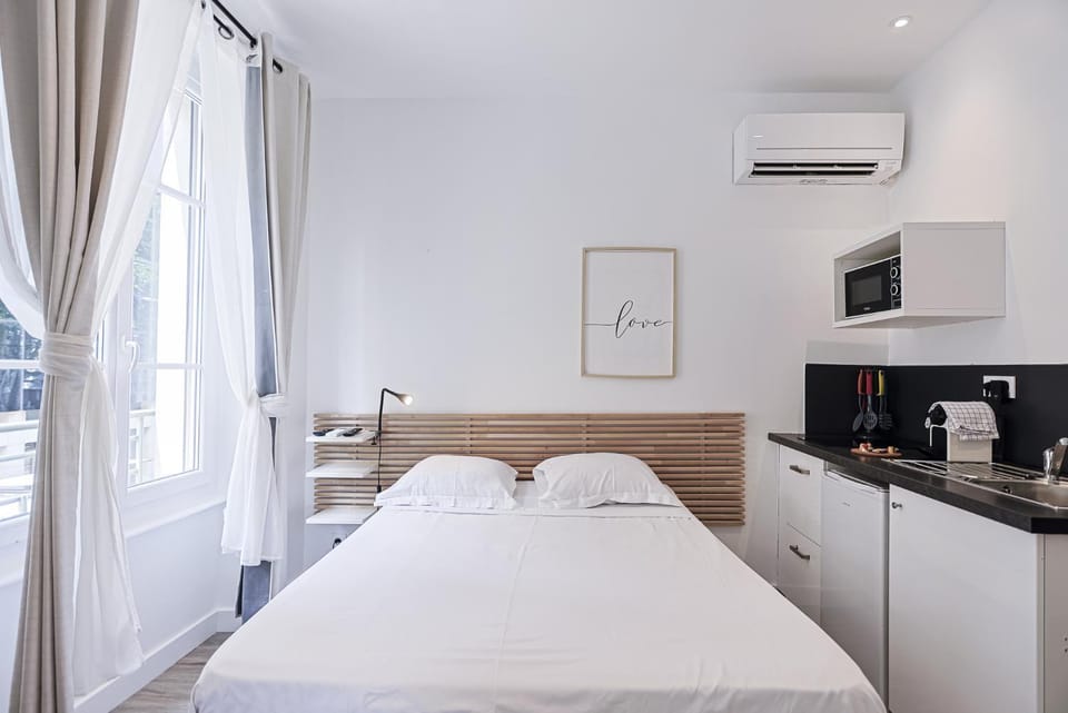 Bed, Kitchen or kitchenette, Photo of the whole room, Bedroom, microwave, air conditioner