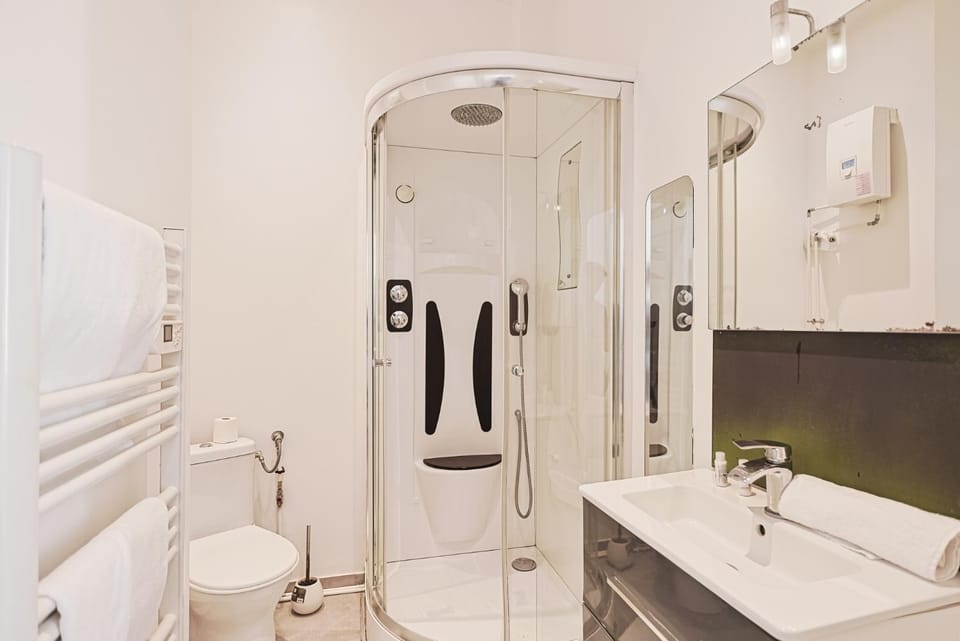 Shower, Toilet, Bathroom, towels