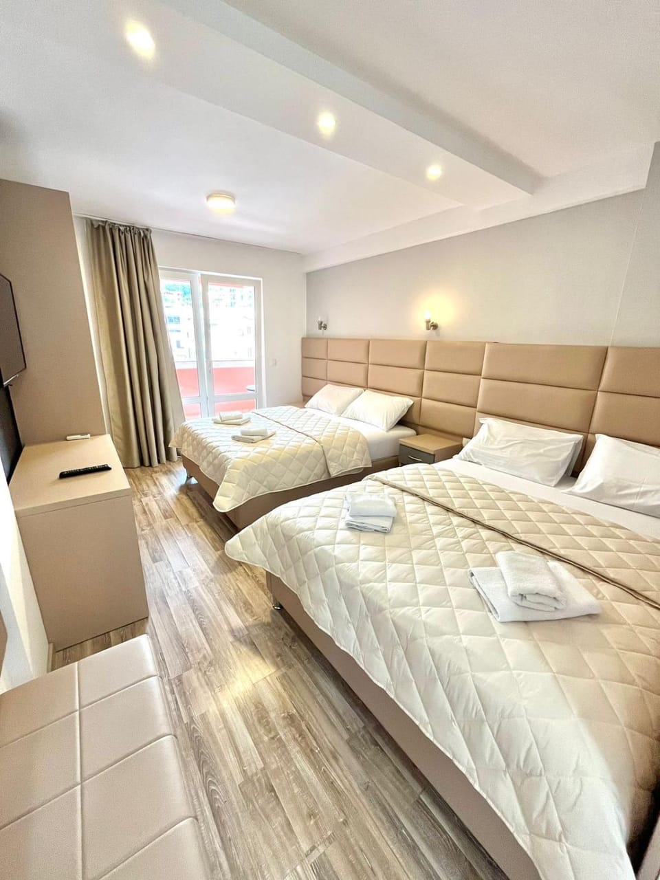 Photo of the whole room, Bedroom