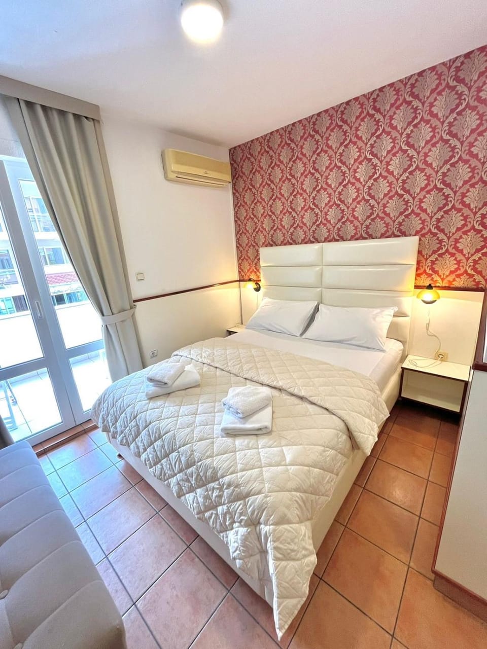 Photo of the whole room, Bedroom