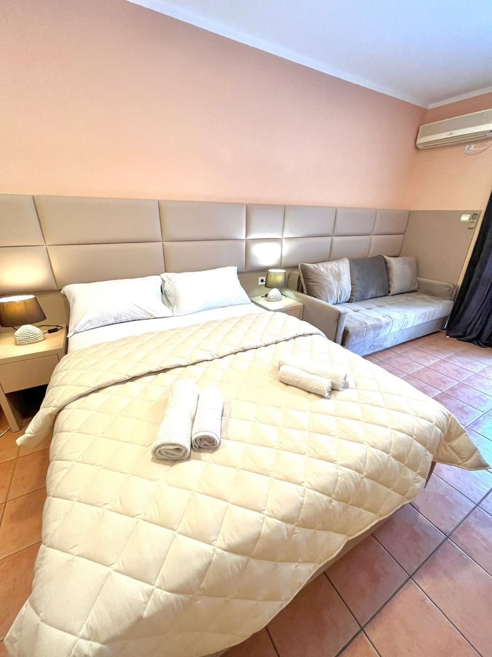 Bed, Photo of the whole room, Bedroom