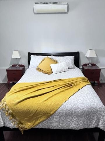 Bedroom, air conditioner