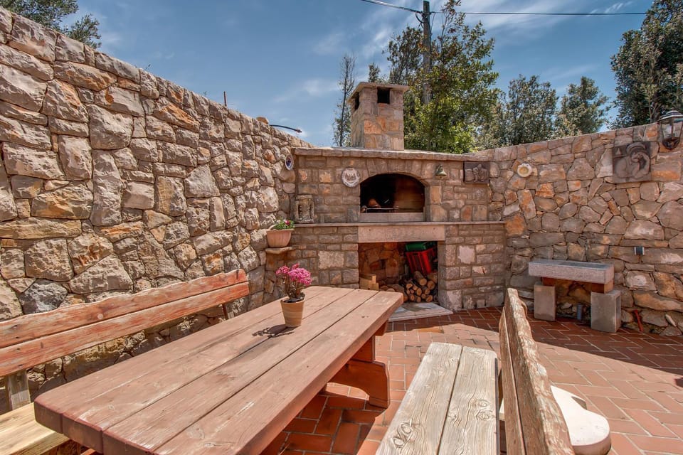 Property building, Neighbourhood, BBQ facilities