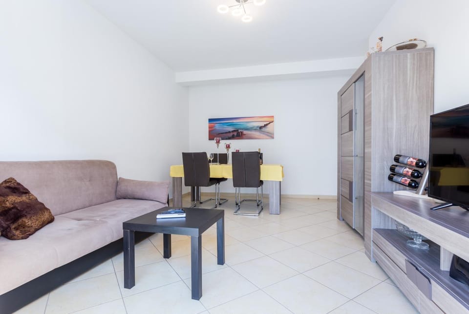 Communal lounge/ TV room, TV and multimedia, Living room