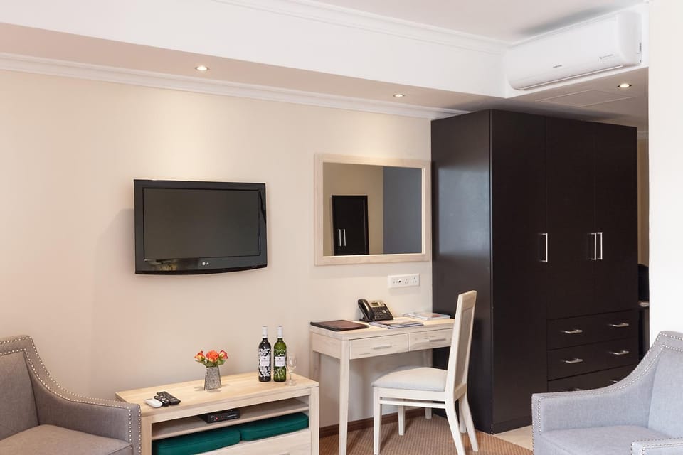 Property building, Communal lounge/ TV room, Decorative detail, Bedroom, Drinks, Alcoholic drinks, Non alcoholic drinks