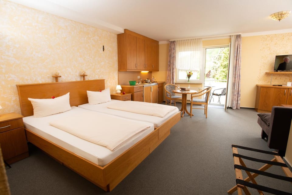 Bed, Kitchen or kitchenette, Seating area, Bedroom, hair dresser