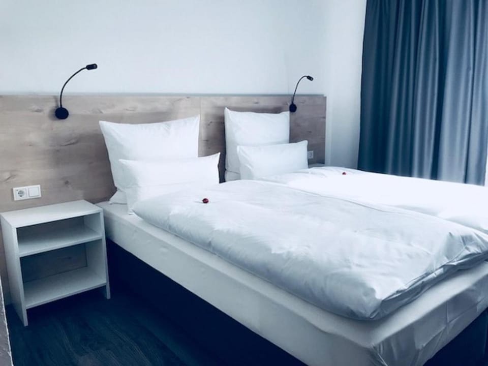 Bed, Photo of the whole room, Decorative detail