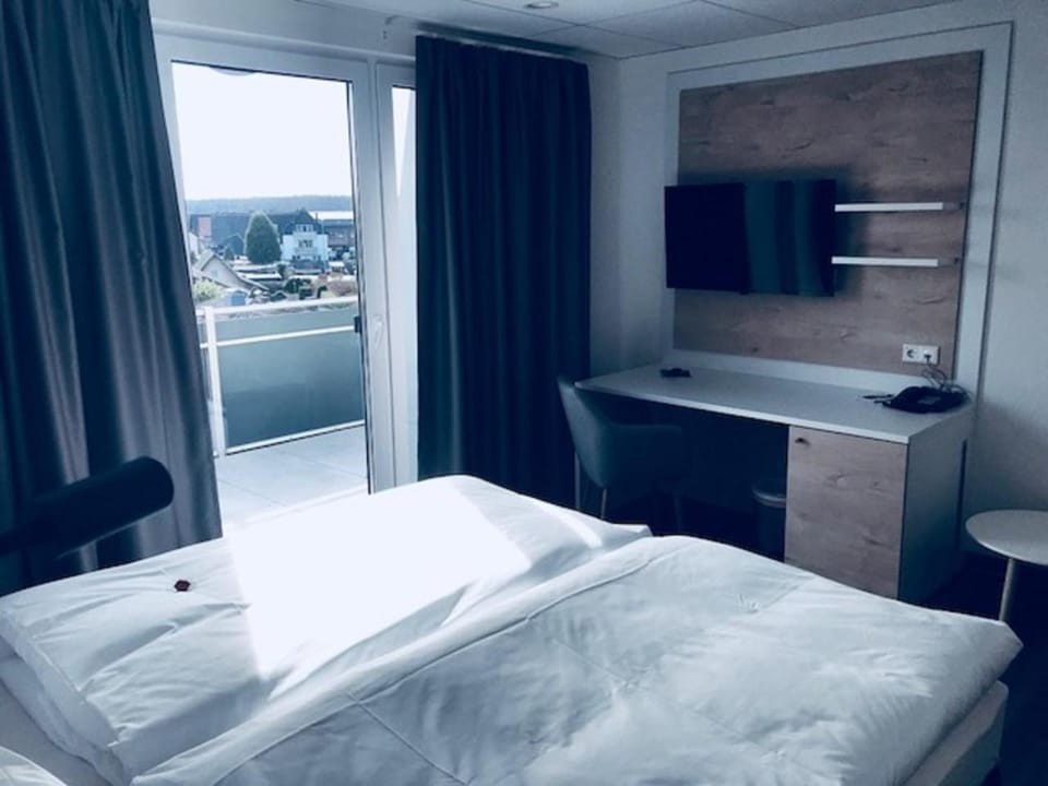 Bed, TV and multimedia, Balcony/Terrace, Photo of the whole room, Decorative detail, Seating area, Bedroom, City view, Inner courtyard view