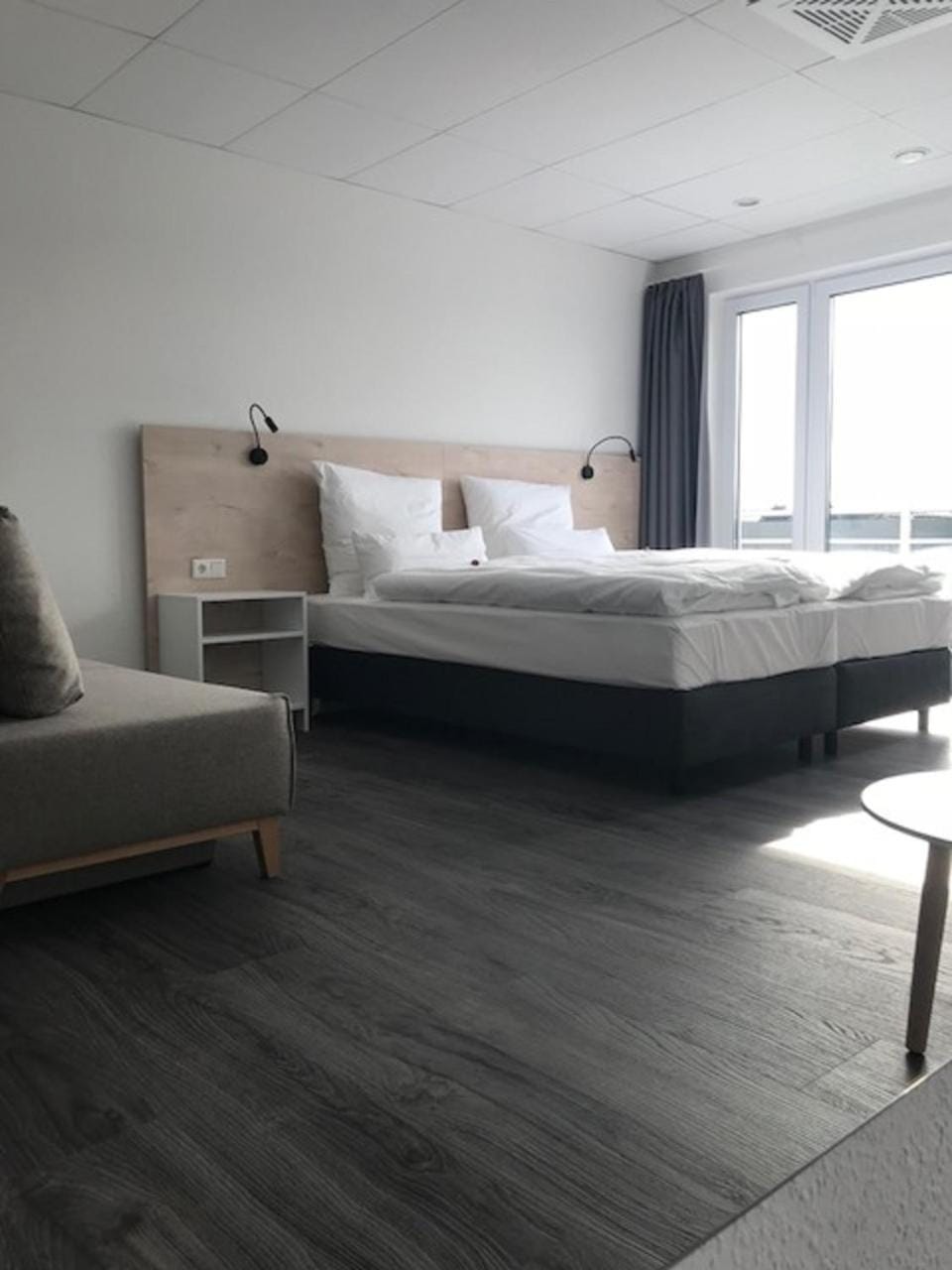 Bed, Photo of the whole room, Decorative detail, Seating area, Bedroom