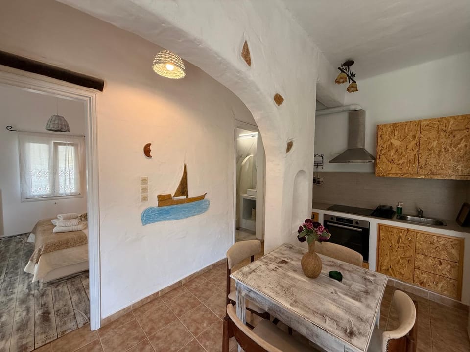 Kitchen or kitchenette, Dining area, Communal kitchen